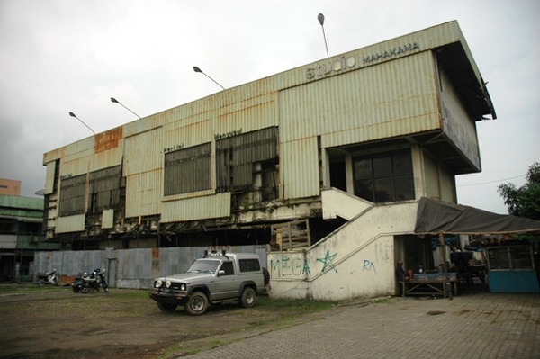 Abandoned Mahakama cinema building di Samarinda.