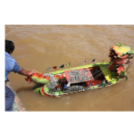Miniatur perahu naga dan bacang yang dilarung di perairan Sungai Mahakam dekat Pulau Buaya, beberapa tahun lalu.
